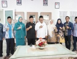 Bupati Luwu Timur, H. Irwan Bachri Syam, yang didampingi oleh Wakil Bupati, Hj. Puspawati Husler, dan Ketua Tim Penggerak PKK Lutim, dr. Ani Nurbani Irwan, menerima kunjungan dari Bupati Bombana, Provinsi Sulawesi Tenggara, H. Burhanuddin Makku, beserta jajarannya di Rujab Bupati.