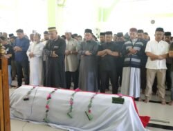 “Bupati Irwan Lepas Jenazah Adik Wakil Bupati Lutim,  Beri Penghormatan Terakhir”