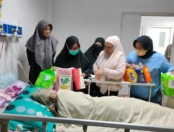 “Wabup Puspawati Peduli Lansia: Bantuan Diserahkan Langsung di RS”