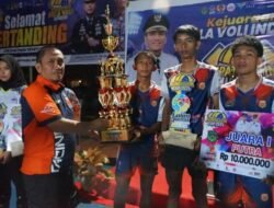 Sukses Digelar, Bupati Irwan Serahkan Hadiah Puluhan Juta pada Pemenang Bola Voli Bupati Lutim Cup 2025″